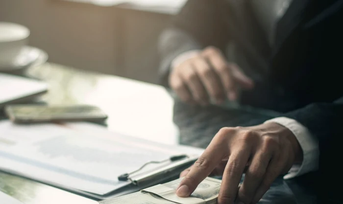 Ofițerul ar fi primit 1.000 de lei de la administratorul unei societăți. FOTO Shutterstock