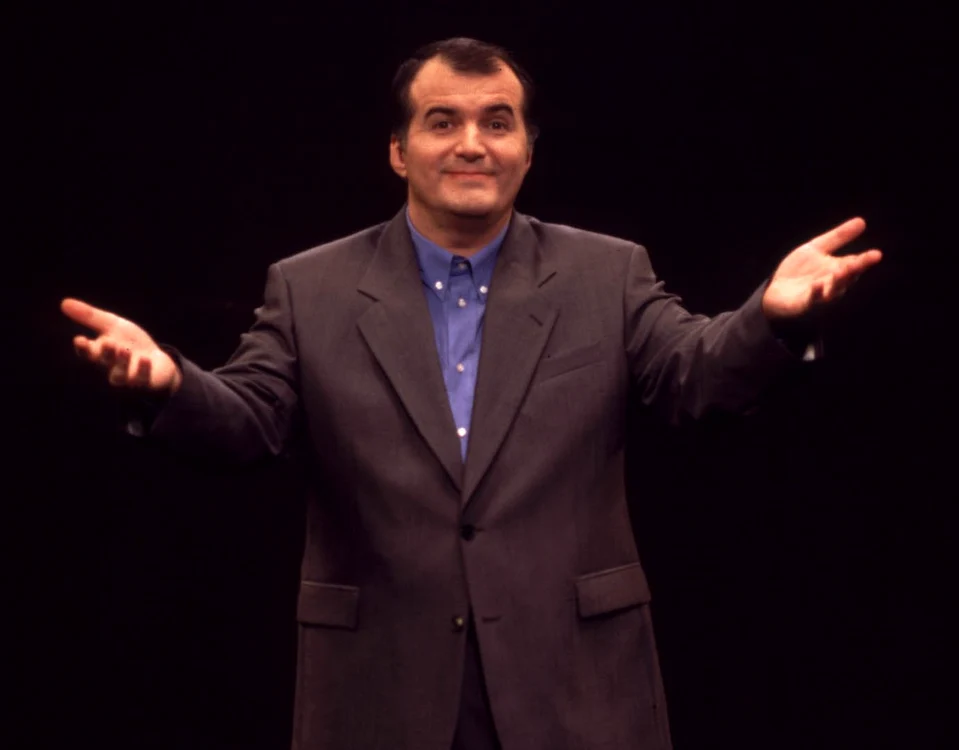 
    Florin Călinescu, în anul 2000, când rupea audiențele cu "Chestiunea zilei". Și azi, acesta a rămas o emblemă a divertismentului în televiziunefoto: Mediafax  