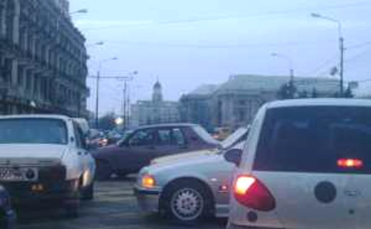 Șoferii s-au ghidat în trafic, la mica înțelegere (foto: Claudia Gheorghe)