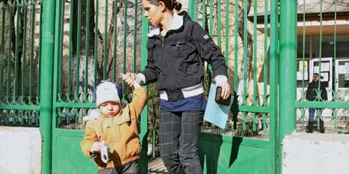 Părinţii nu şi-au putut înscrie ieri dimineaţă copiii la clasa pregătitoare 