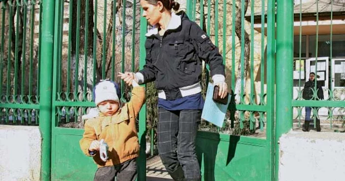Părinţii nu şi-au putut înscrie ieri dimineaţă copiii la clasa pregătitoare