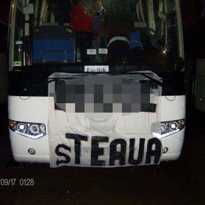 
    Unul dintre autocarele dinamoviştilor  