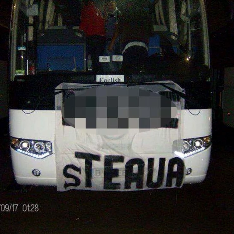 
    Unul dintre autocarele dinamoviştilor  
