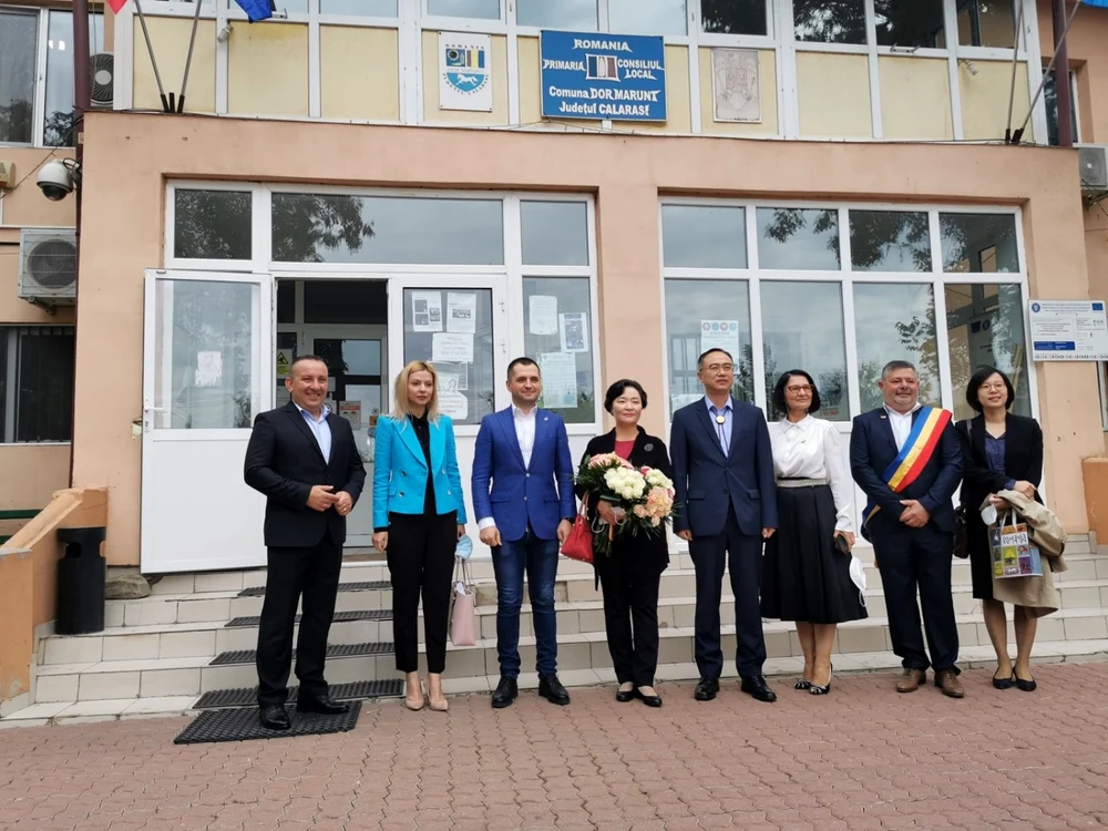 Ambasadorul Republicii Coreea în România, în vizită la o şcoală de la ţară FOTO Facebook/Ciprian Pandea
