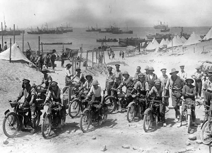 Soldaţi britanici pe motociclete, în Dardanele, 1915, înainte de bătălia de la Gallipoli.