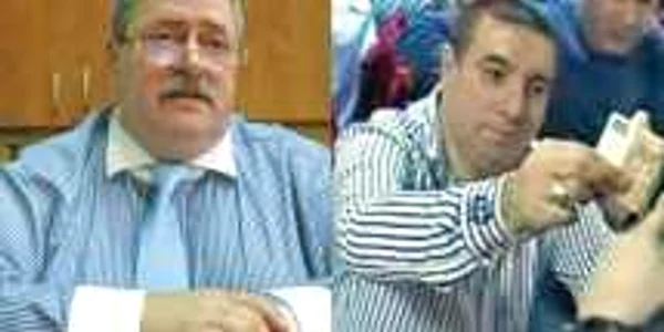 Senatorul UNPR Cezar Măgureanu (stânga) şi Butoane, la petrecerea sa din 2009, dând bani maneliştilor (dreapta)
