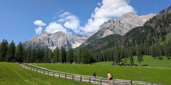 Muntii Dolomiti  Foto Sam Tseng Facebook jpg