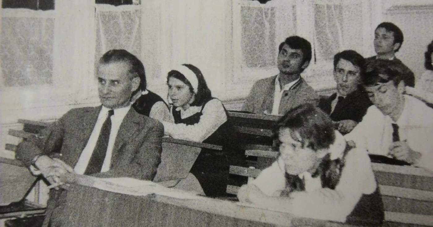 Profesorul Alexandru Cojocaru, în bancă lângă elevii săi