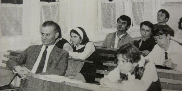 Profesorul Alexandru Cojocaru, în bancă lângă elevii săi