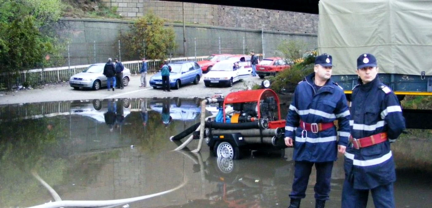 Pasajul din Vama Porţile de Fier I, inundat FOTO Corina Macavei