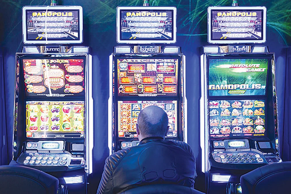 Un bărbat angajat să construiască o casă a pierdut la păcănele cei 25.000 de euro ai clientului său. Cum au soluționat judecătorii cazul