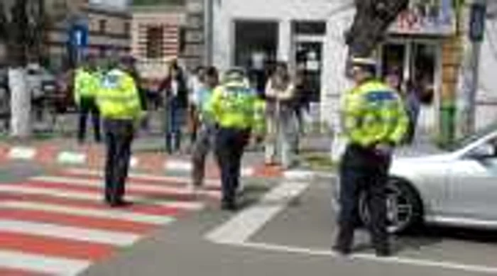 Poliţiştii de la Rutieră au făcut cercetări la faţa locului  FOTO: Iulian Bunilă