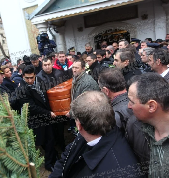 
    Romaniţa Iovan, vizibil marcată de moartea fostului soţ (Fotografii: Blitz, Mihai Ionescu)  