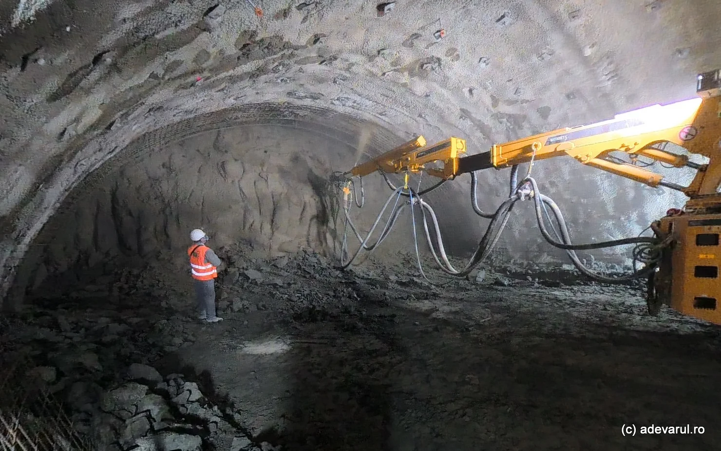 Cel mai mare tunel de autostradă din România, ajuns la jumătate. Când va fi străpuns tunelul de pe Autostrada Vestului