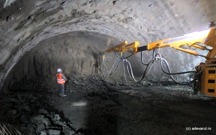 Autostrada cu tuneluri. Foto: Daniel Guță. ADEVĂRUL