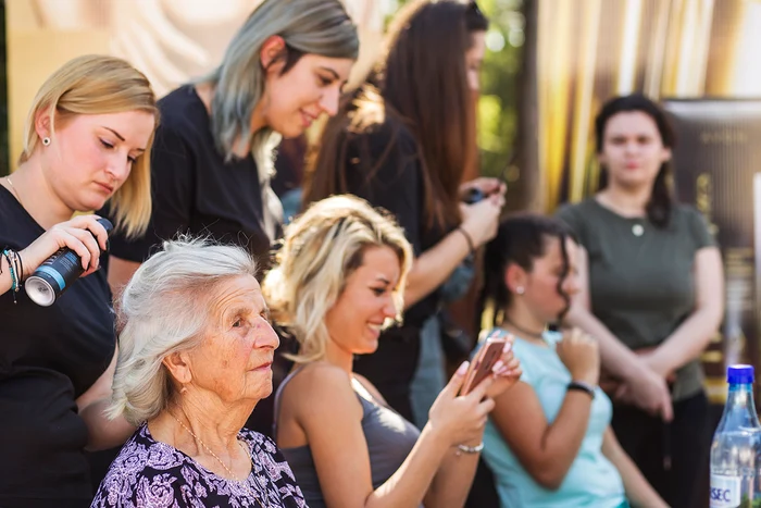 
    Femei de toate vârstele din sat au fost vopsite, tunse, coafate  
