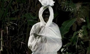 „Fantomele” „bântuie” pe străzi ca să sperie plimbăreții jpeg