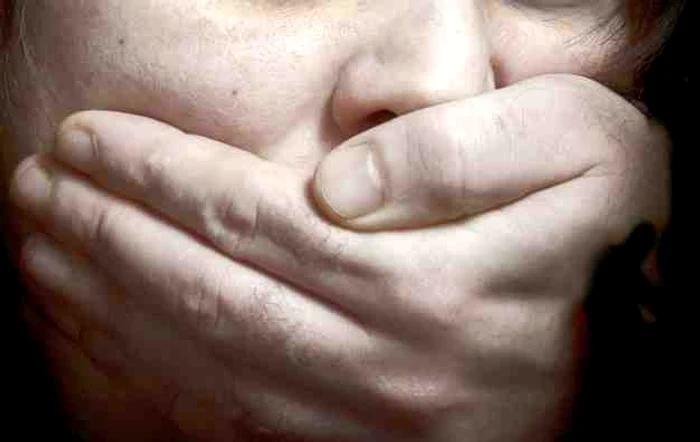 Femeia fără adăpost a fost bătută şi violata