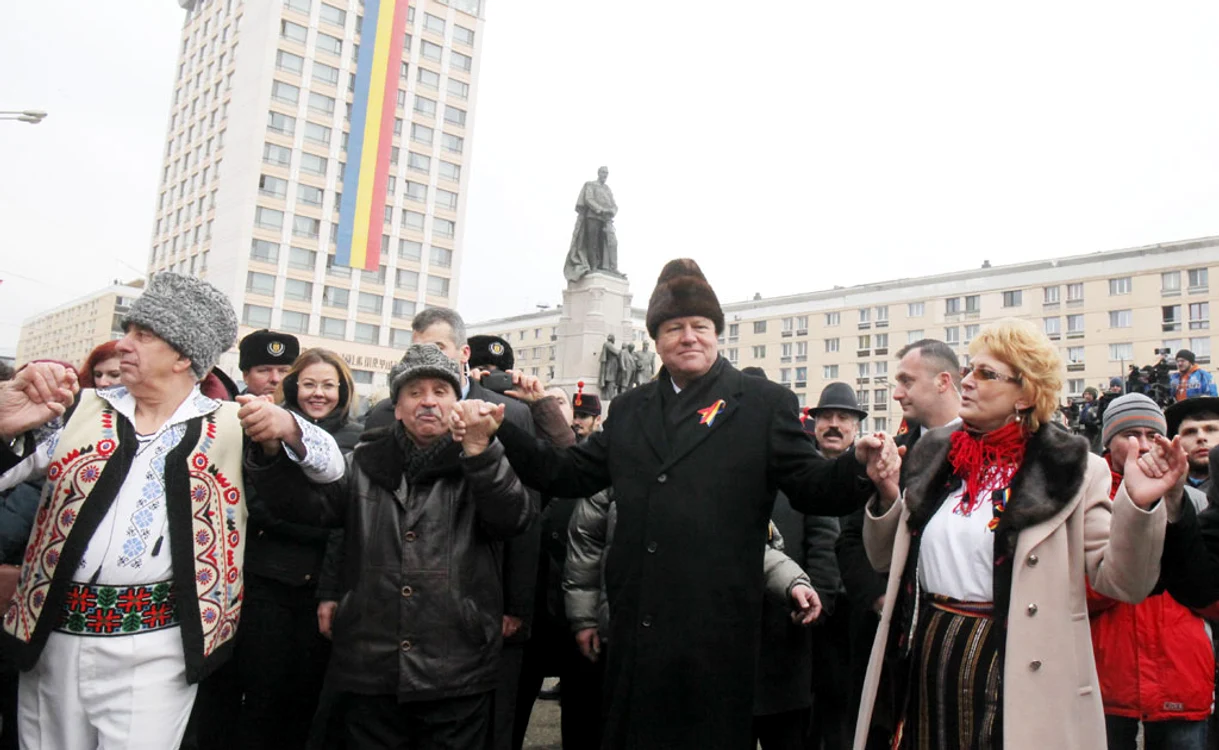 
    Președintele Klaus Iohannis, în 2016, prins în Hora Unirii, la Iașifoto: Mediafax  