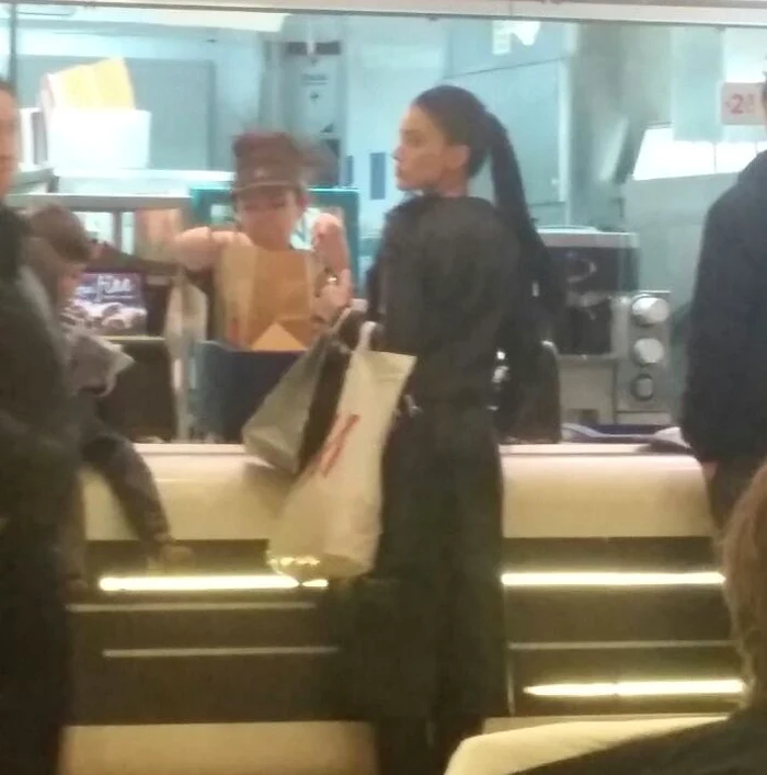 Bruneta a plecat încărcată de la restaurant