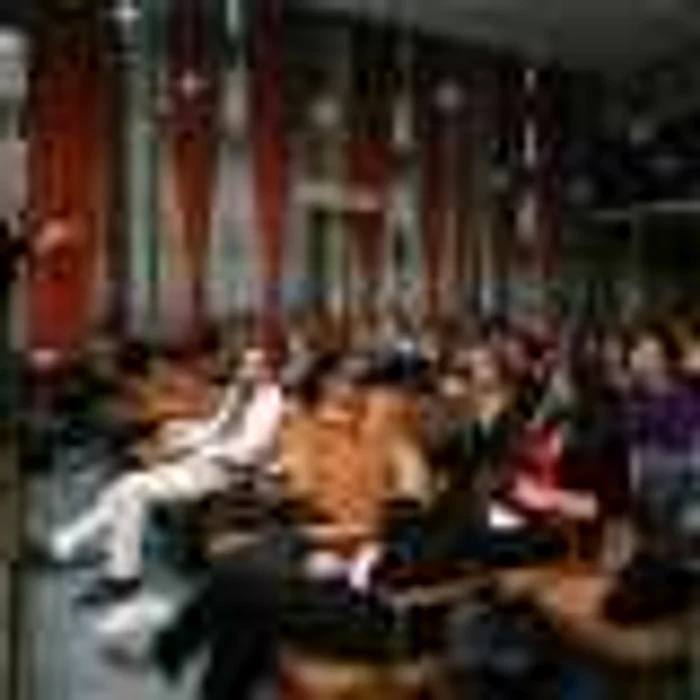 Peter L. Imre îi încurajează pe studenţi să-şi urmeze pasiunile Foto: Lucian Muntean