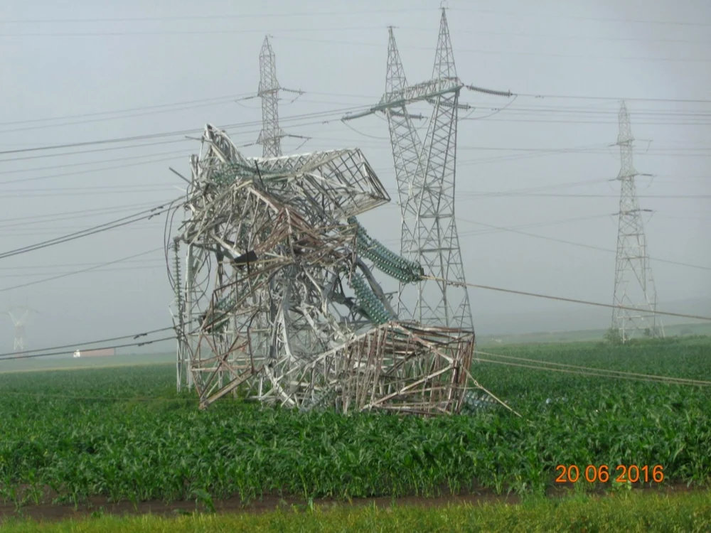 Stalpi de inalta tenisune, dupa tornada FOTO Facebook/ Energy for Romania