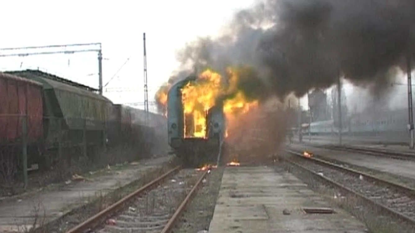 
    Călătorii au fost evacuaţi din flăcări  