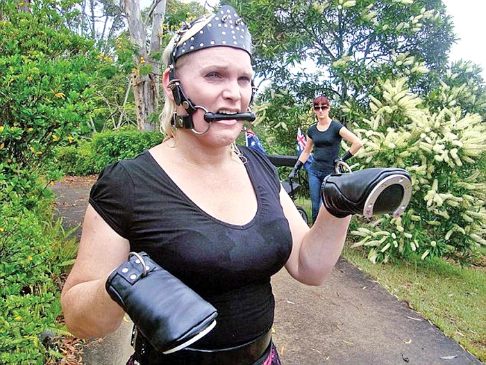 Îşi pune copite şi zăbală în tot timpul liber