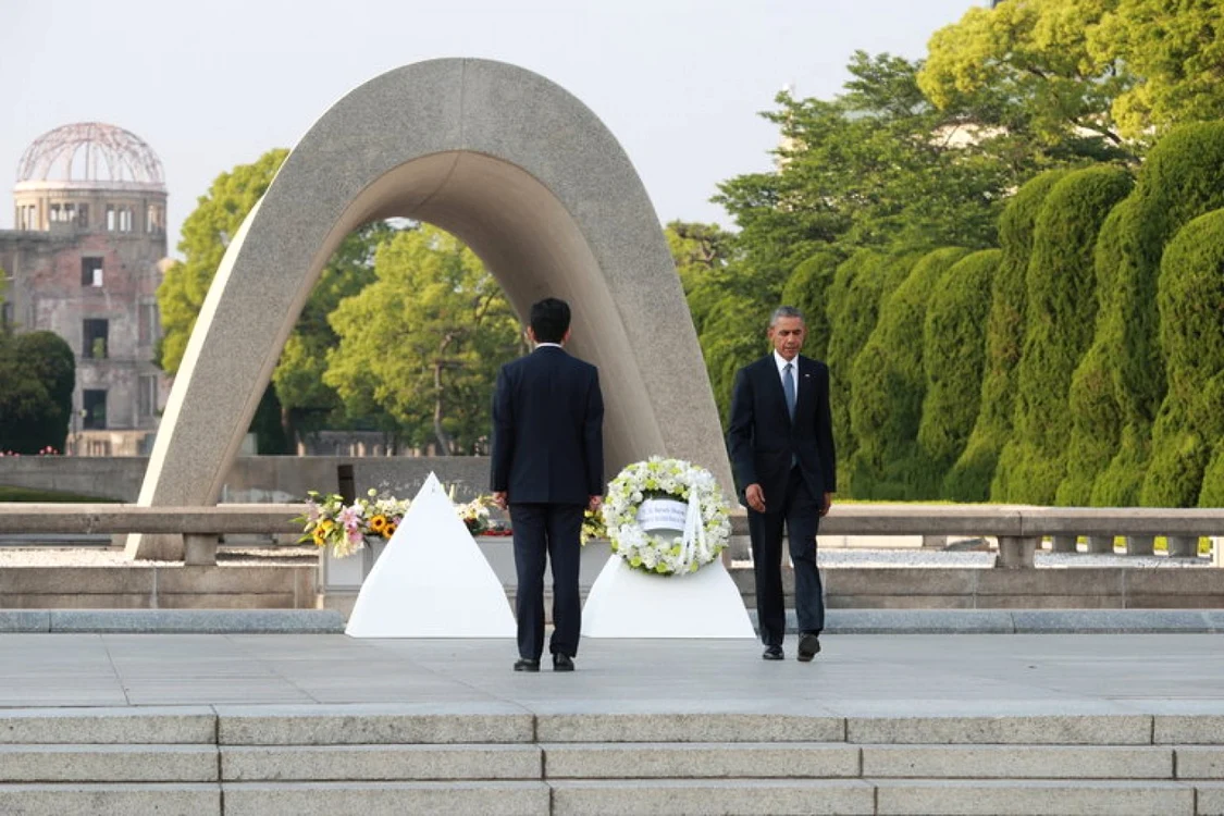 Premierul japonez Shinzo Abe si presedintel american Barack Obama la memorialul pacii de la Hiroshima FOTO Doug Mills/The New York Times 