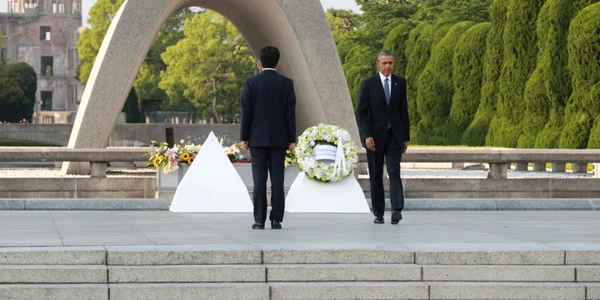 Premierul japonez Shinzo Abe si presedintel american Barack Obama la memorialul pacii de la Hiroshima FOTO Doug Mills/The New York Times 
