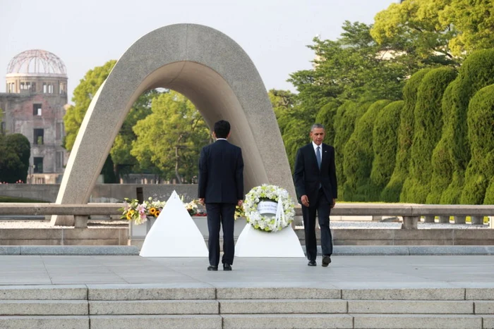 Premierul japonez Shinzo Abe si presedintel american Barack Obama la memorialul pacii de la Hiroshima FOTO Doug Mills/The New York Times