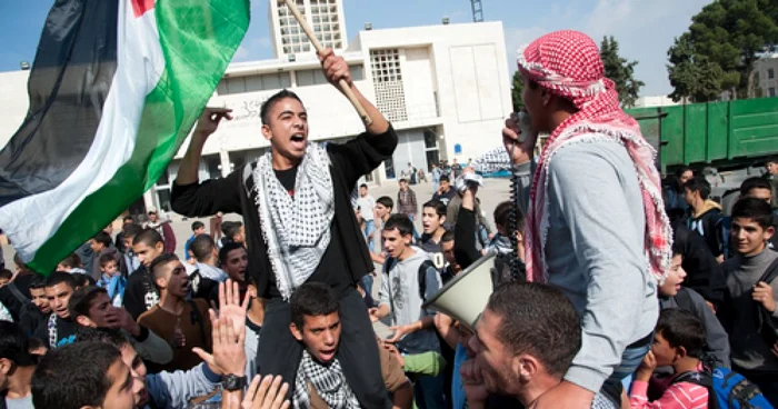 Studenţii din Fâşia Gaza protestează în urma atacului de pe 20 noiembrie care a distrus şi Banca Naşională Islamică FOTO Shutterstock