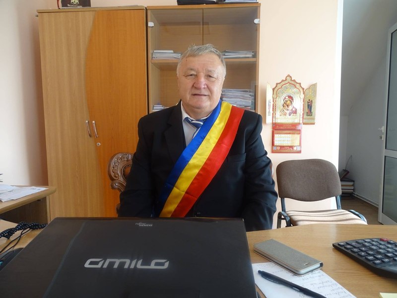 Primarul care face concurs cu premii în whisky. Ce întrebări lansează edilul pe Facebook