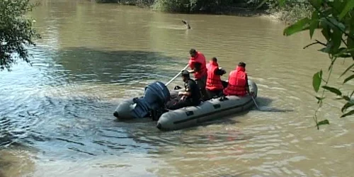 Pompierii au reușit să aducă trupul la mal