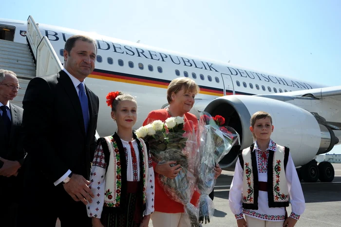 Angela Merkel a fost primită de premierul Vlad Filat pe aeroportul din Chișinău