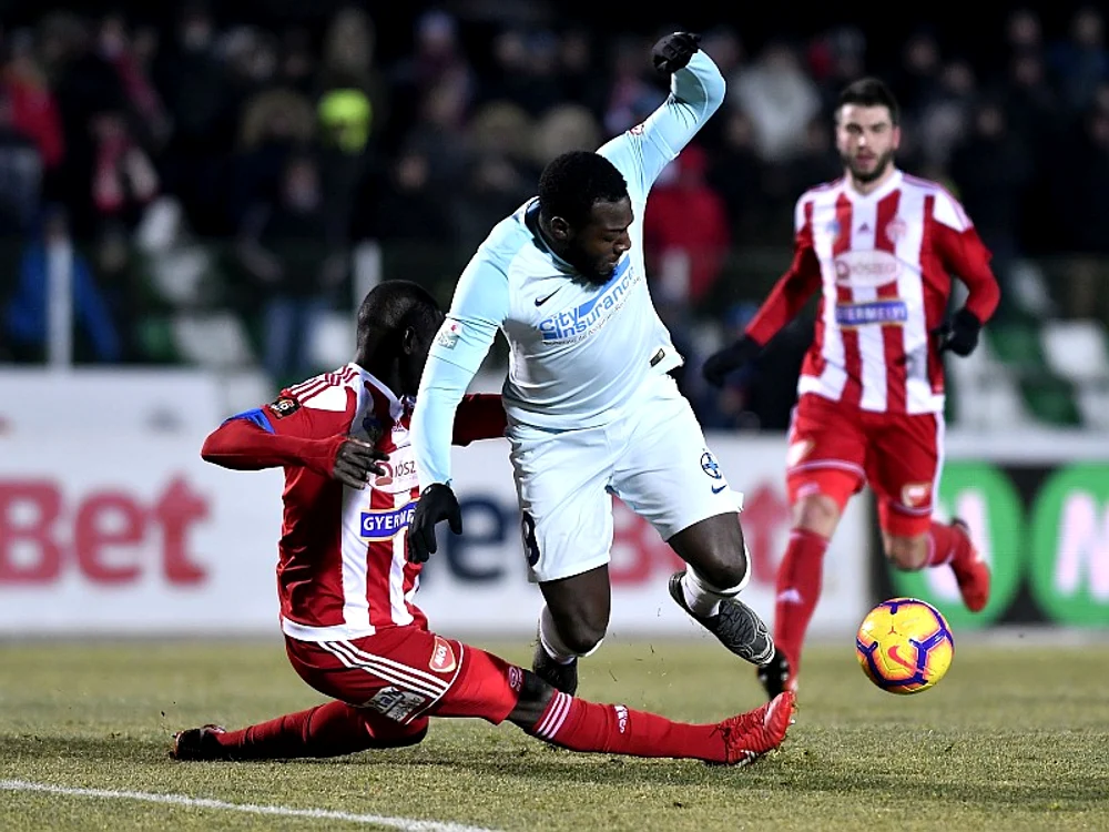 
    FCSB-istul Eddy Harlem Gnohere a fost anihilat de fotbaliștii lui SepsiFoto: sportpictures.eu  