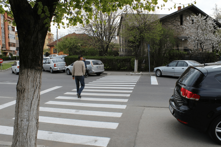 Prioritate rutieră, tranșată în instanță. Șofer amendat pentru pietonii de pe scuar