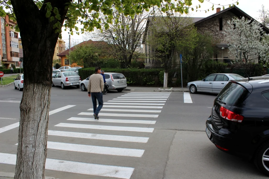 Foarte puţini pietoni traversează strada regulamentar FOTO Adevărul