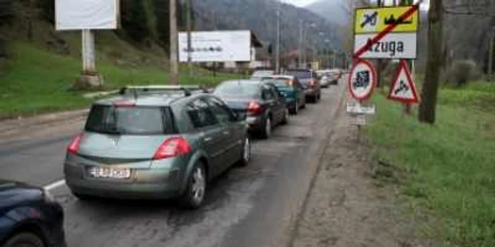 DN1, blocat spre Braşov. Circulaţia în centrul Sinaiei a fost interzisă