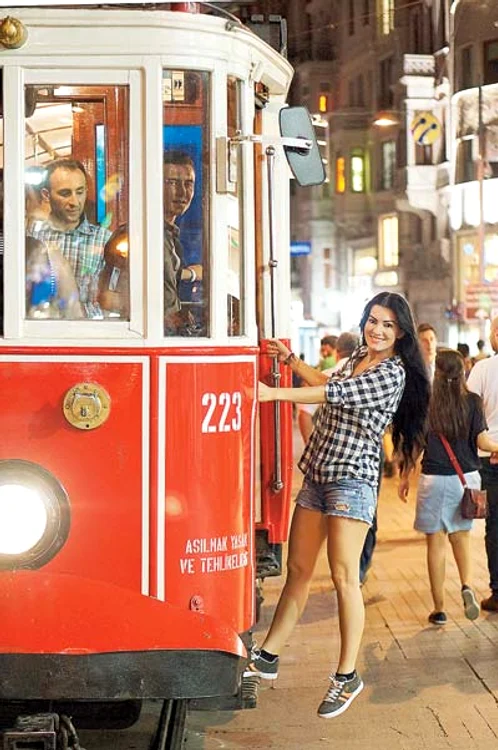 În marele bazar, „inima”  Istanbulului. Ca să nu se piardă  de ceilalţi membri ai grupului, Silvia  trebuia să recurgă la gesturi evidente