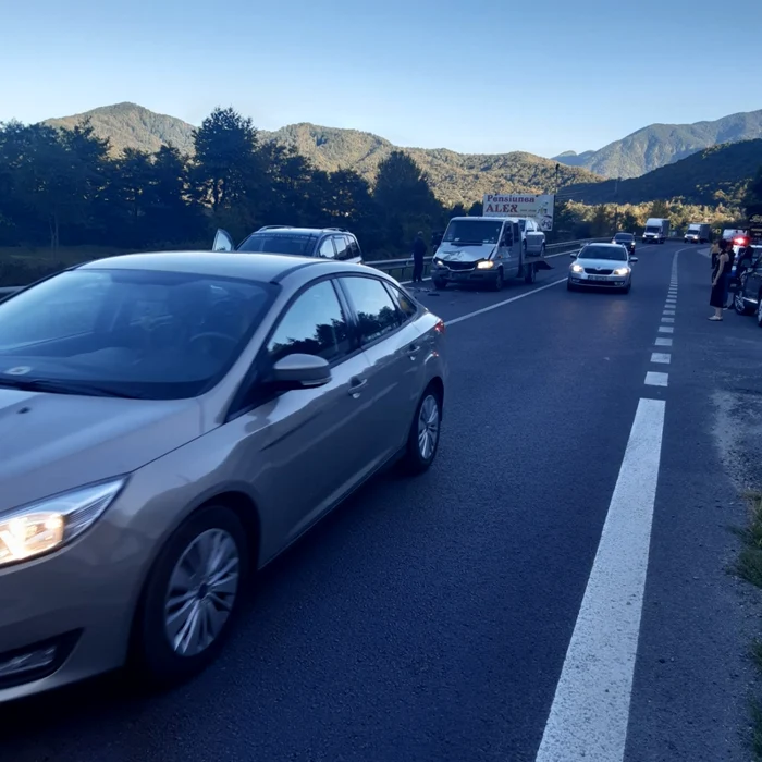 Accident rutier pe Valea Oltului în Cornet - Tuţuleşti judeţul Vâlcea, cu trei autoturisme şi şapte victime, printre care şi trei copii Foto Adevărul
