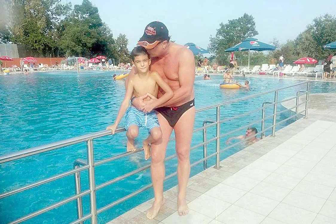 David s-a pozat cu tatăl său la piscină