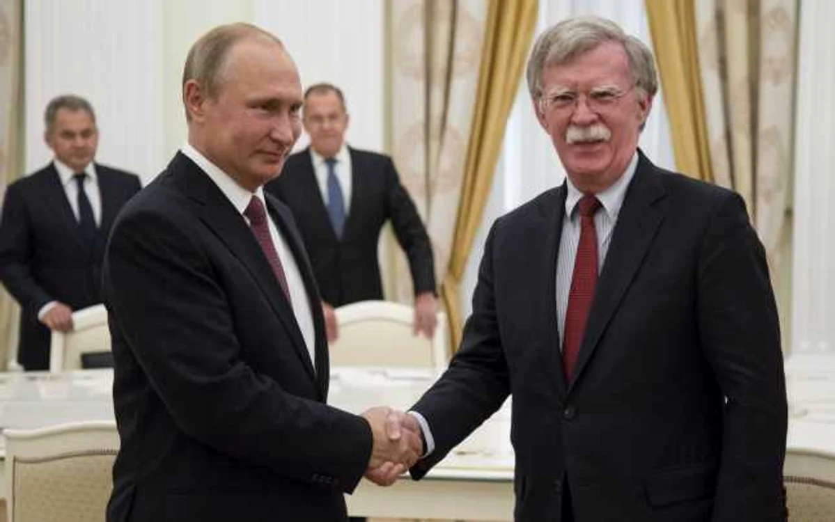 John Bolton (dreapta) şi Vladimir Putin în cursul unei întrevederi la Moscova FOTO EPA-EFE