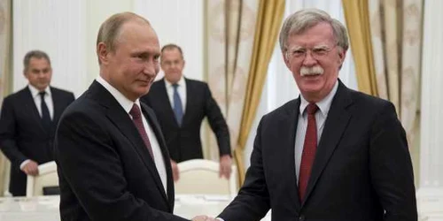 John Bolton si Vladimir Putin in cursul unei intrevederi la Moscova FOTO EPA-EFE