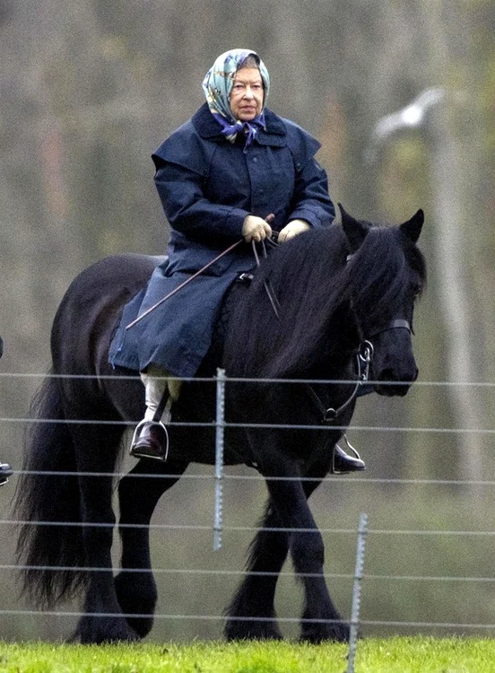 Regina Elisabeta a II-a a fost surpinsă de nenumărate ori călărind în zona proprietăţii din Balmoral
