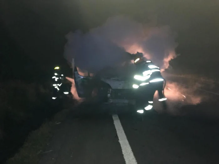 O autoutilitară s-a aprins pe DN65 Piteşti Craiova. De la ce au izbucnit flăcările
