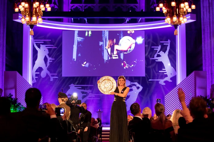 
    Simona Halep a prezentat trofeul în cadrul Galei de la finalul turneului de la WimbledonFoto: AELTC  