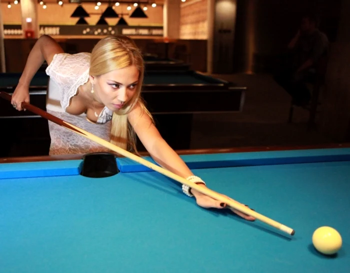 Diana Ilea şi-a potrivit bilele pentru o lovitură câştigătoareFoto: Roberto Sălceanu