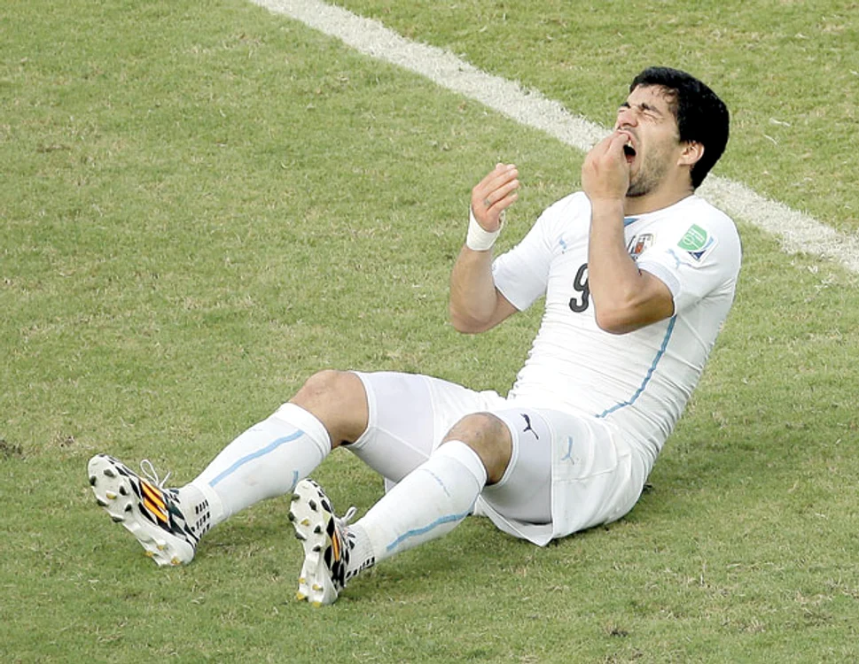 2013. Suarez l-a muşcat  pe Ivanovic de mână