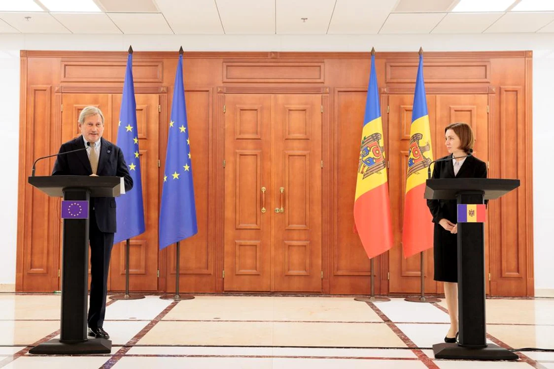 Comisarul spune că țara nu trebuie să rămână doar stat candidat la UE FOTO Facebook Maia Sandu